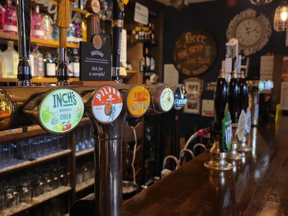 Inch's, Pilfer, Hazy Day, Birra Moretti and Guinness taps, with the handpumps further along the bar